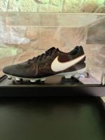 Original signierter Schuh von Denis Law