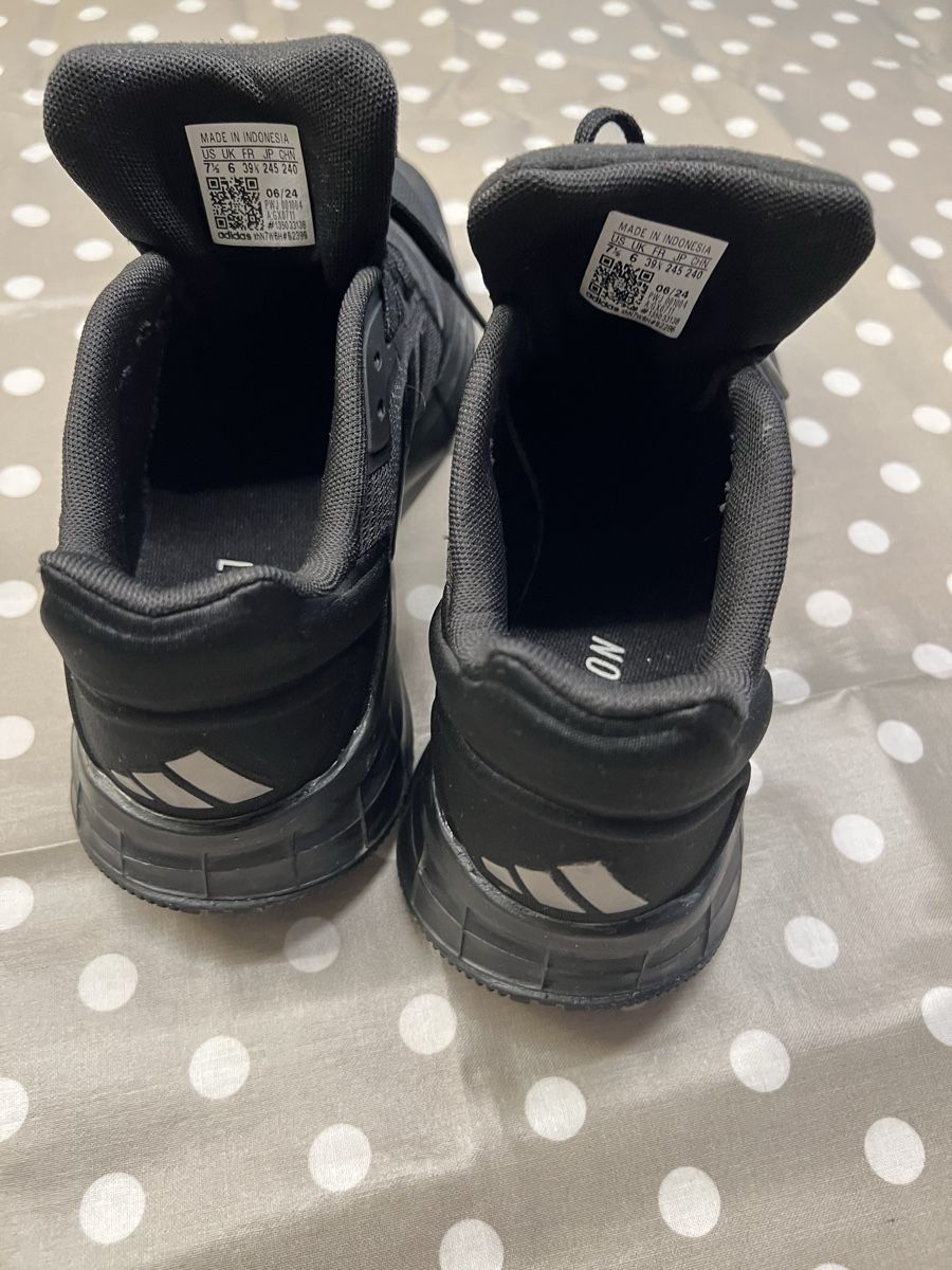 Adidas Scarpe da donna: Original Adidas Trainingsschuhe Grösse 39.5 Schwarz – Usato da Baar venduto da bili08 3
