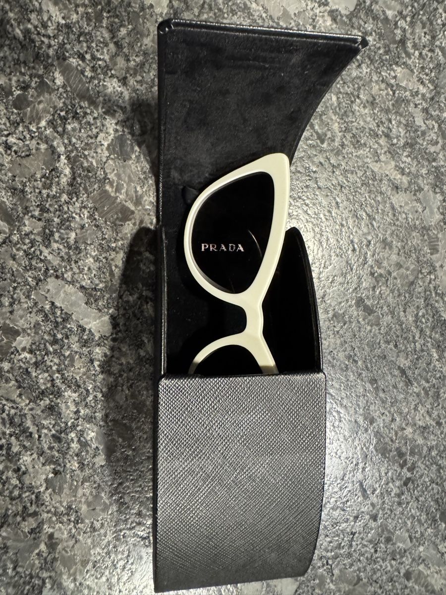 Prada Occhiali & Lenti: Prada Sonnenbrille – Nuovo (secondo la descrizione) da Liebistorf venduto da Sarahx3 3