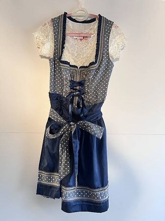 Dunkelblaues Dirndl der Marke Krüger