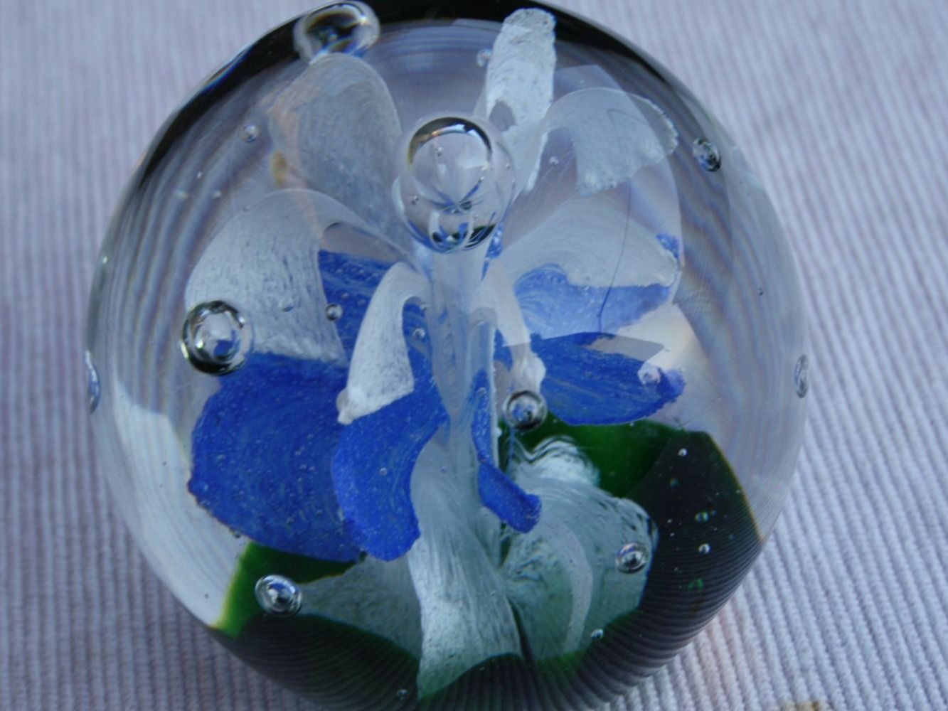 Gläser: PAPERWEIGHT GLAS-KUGEL BRIEFBESCHWERER – Gebraucht aus Wauwil von Pneuedy