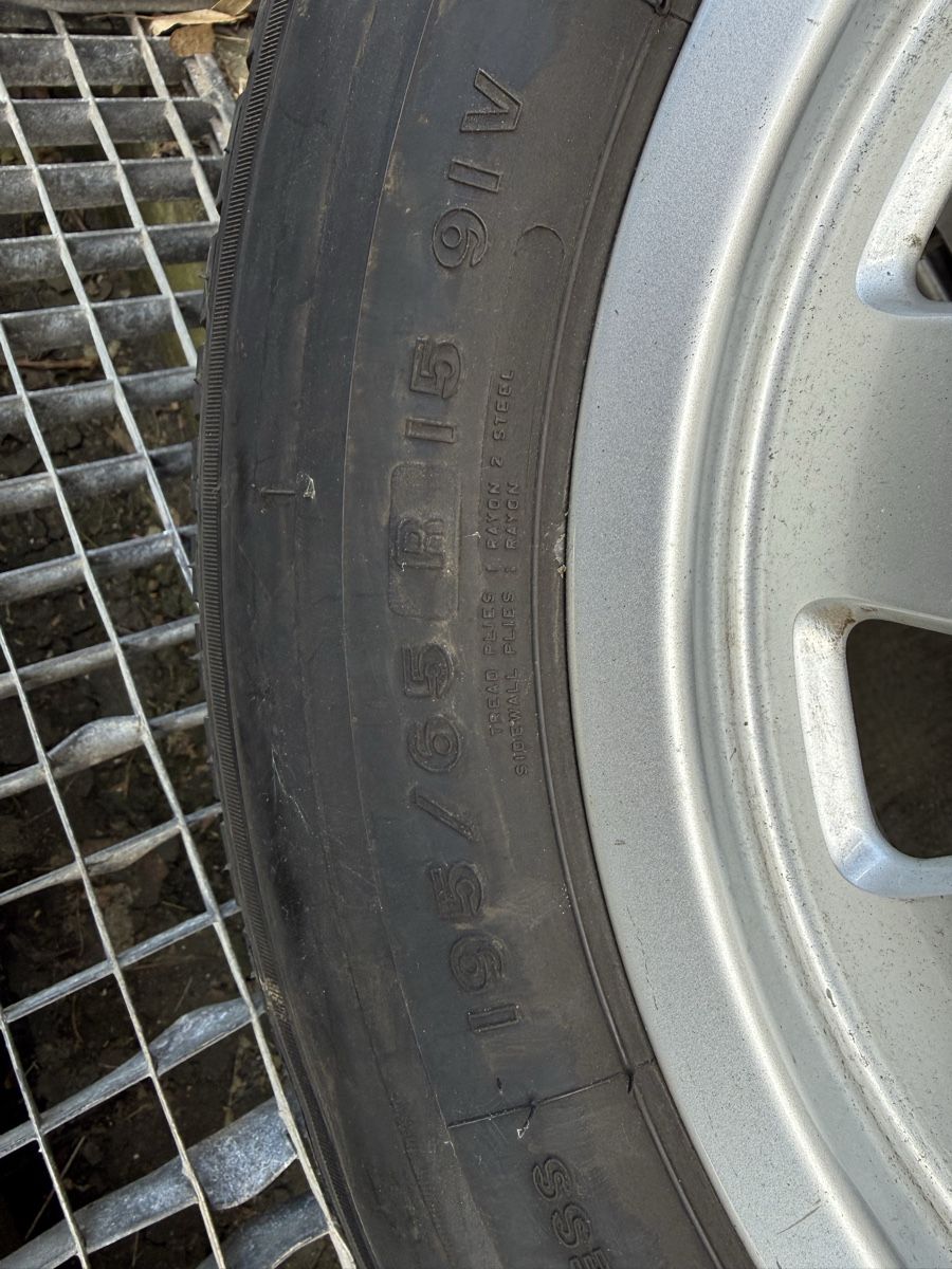 Pneus & Kompletträder: Jantes Audi avec pneus 195/65 R15 très vieux. – Gebraucht aus Cheseaux-Lausanne von davidleal1989 6