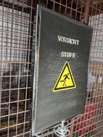 Warnschild Vorsicht Stufe auf Ständer gebrauchter Zustand