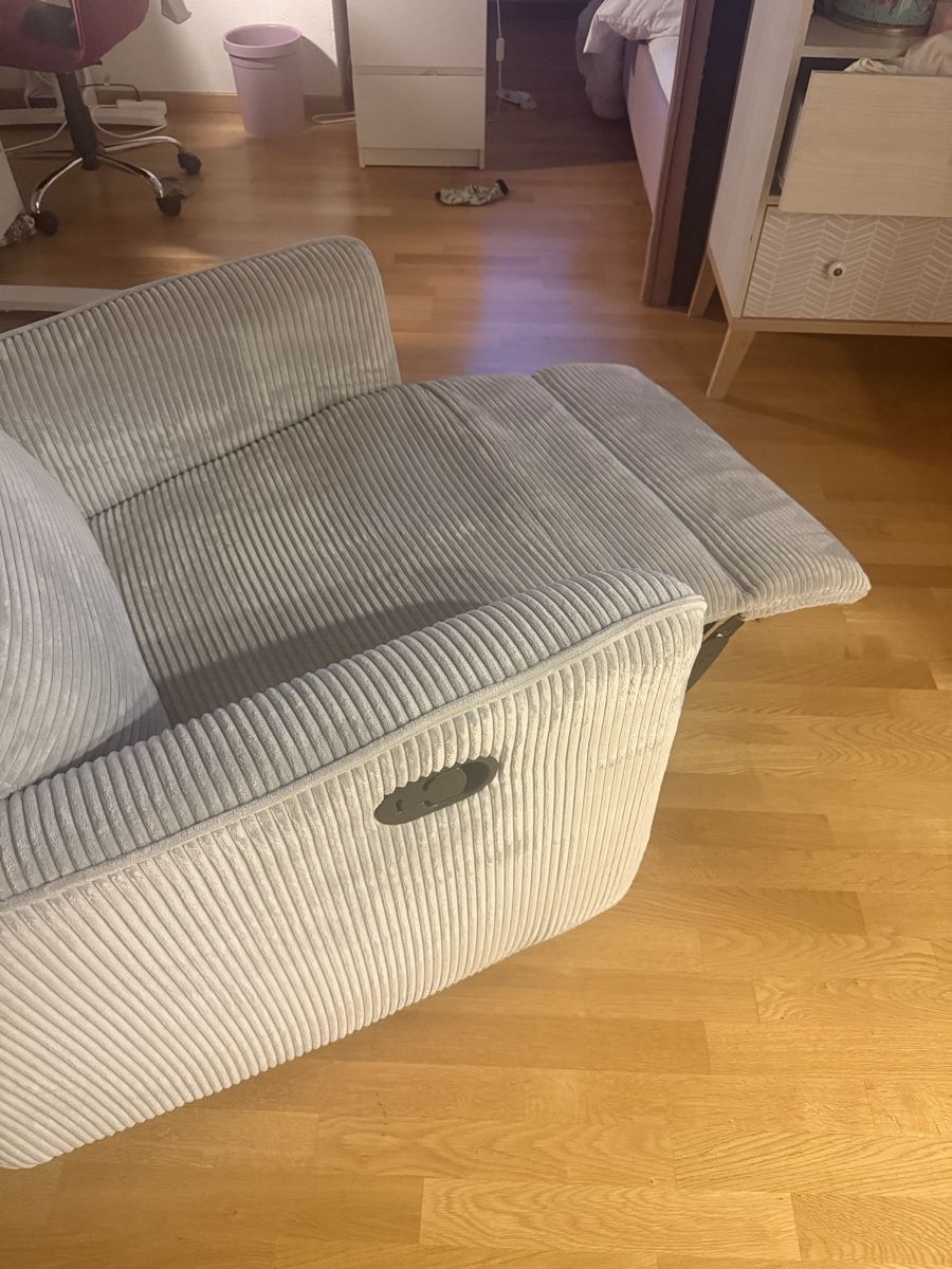 Poltrone: Bequemer Sessel aus hellgrauem Cord-Samt, neu! – Nuovo (secondo la descrizione) da Volketswil venduto da sal_nk7j 1