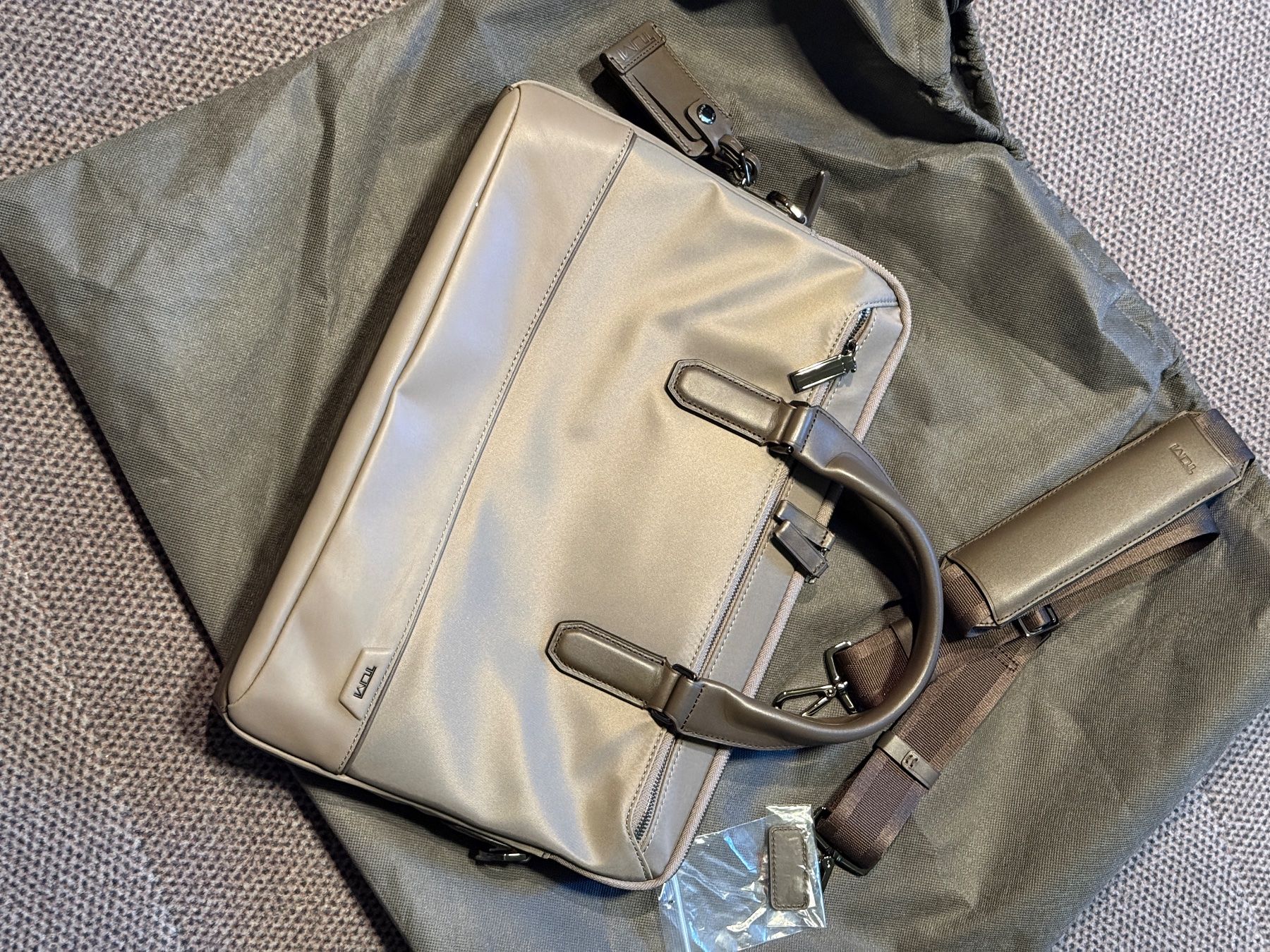 Tumi Taschen: tumi Harrison 14'' soft laptop case – Neu (gemäss Beschreibung) aus Unterseen von SONY-CoolGo 3