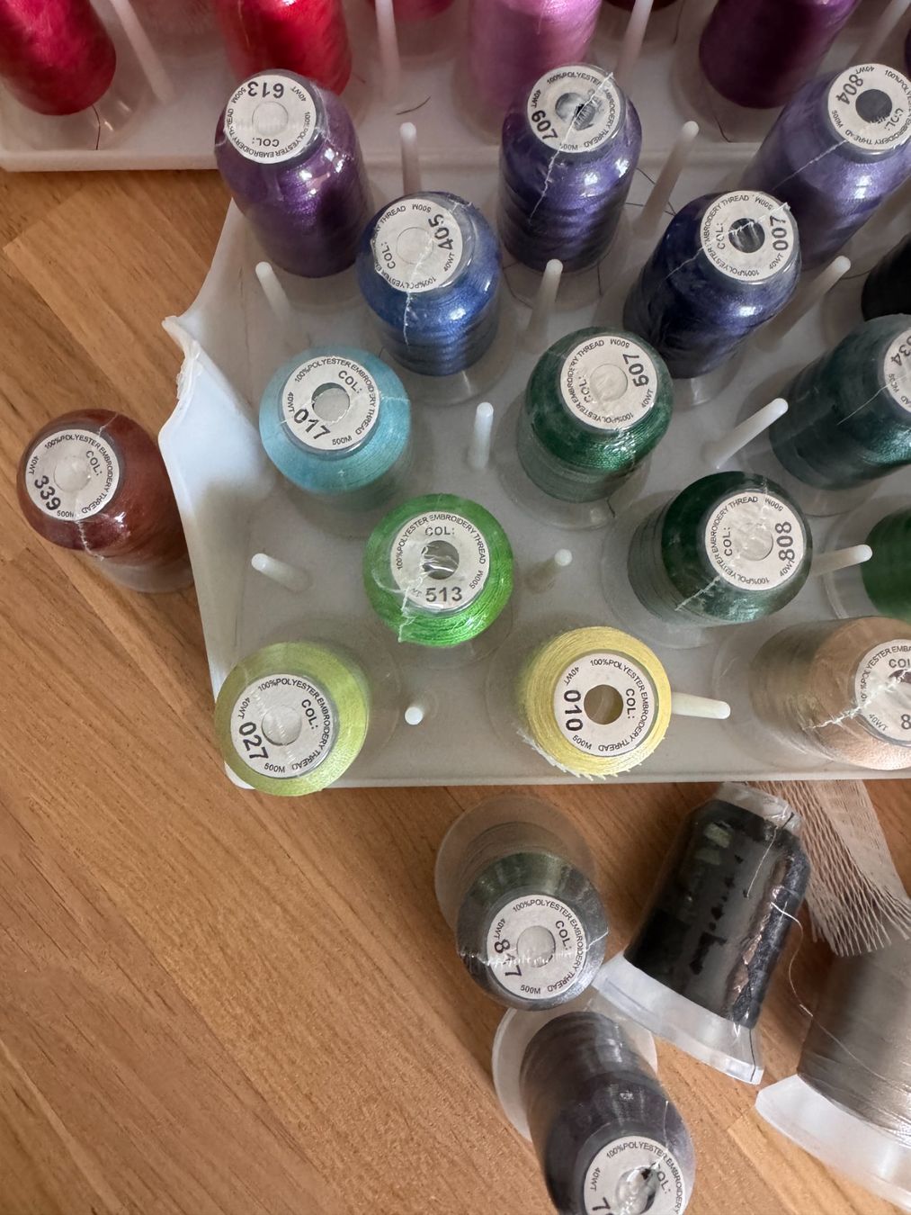 Cordicelle & Fili: 62 Konen / Farben Simthread Stickgarn 40WT 500m - neu – Nuovo (secondo la descrizione) da Frenkendorf venduto da Niqe 5
