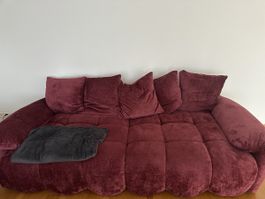 Grosses dunkelrotes Sofa neuwertig