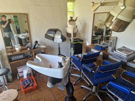 Coiffeur Einrichtung und Produkte zu verkaufen -Räumung Haus