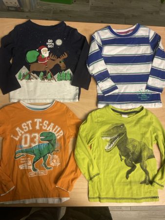 4 C&A Langarmshirts, Gr. 98/104, Dinos & Weihnachtsmann