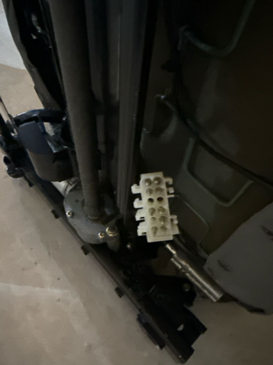 BMW Toutes les pièces auto: Elektrischer Vollleder Sitz BMW E34 mit Sitzheizung o. Risse – D'occasion à Giffers par volksgarage 9