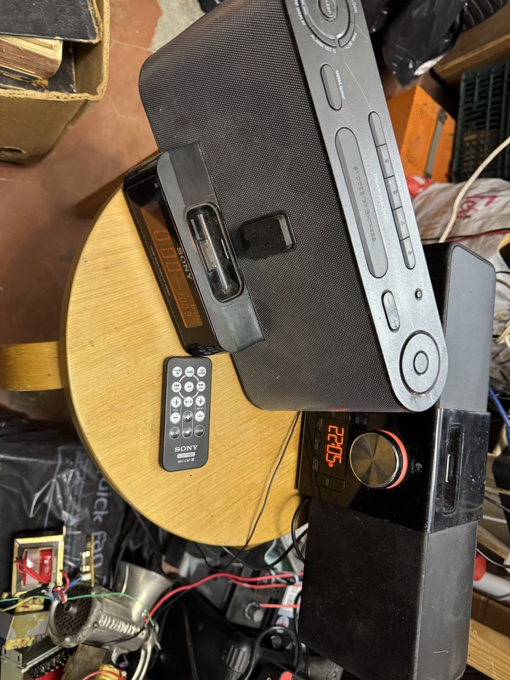 Radio: Sony-Radio mit Wecker und Logitech-Wecker – Usato da Zürich venduto da bigboss 5