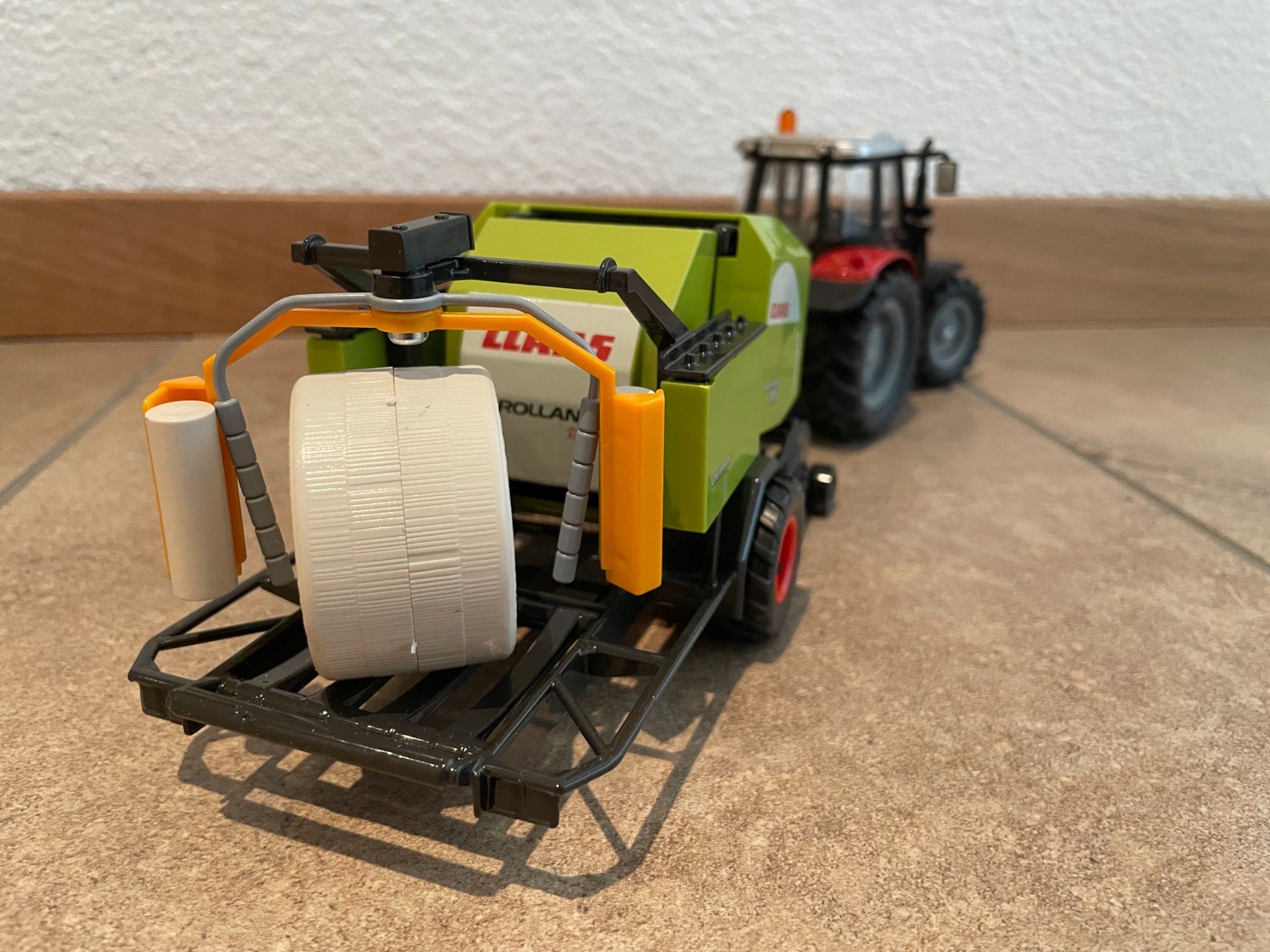 Massey Ferguson Traktoren: SIKU Massey Ferguson mit Claas Presse – Neu und originalverpackt aus Kreuzlingen von Stefan1150 3