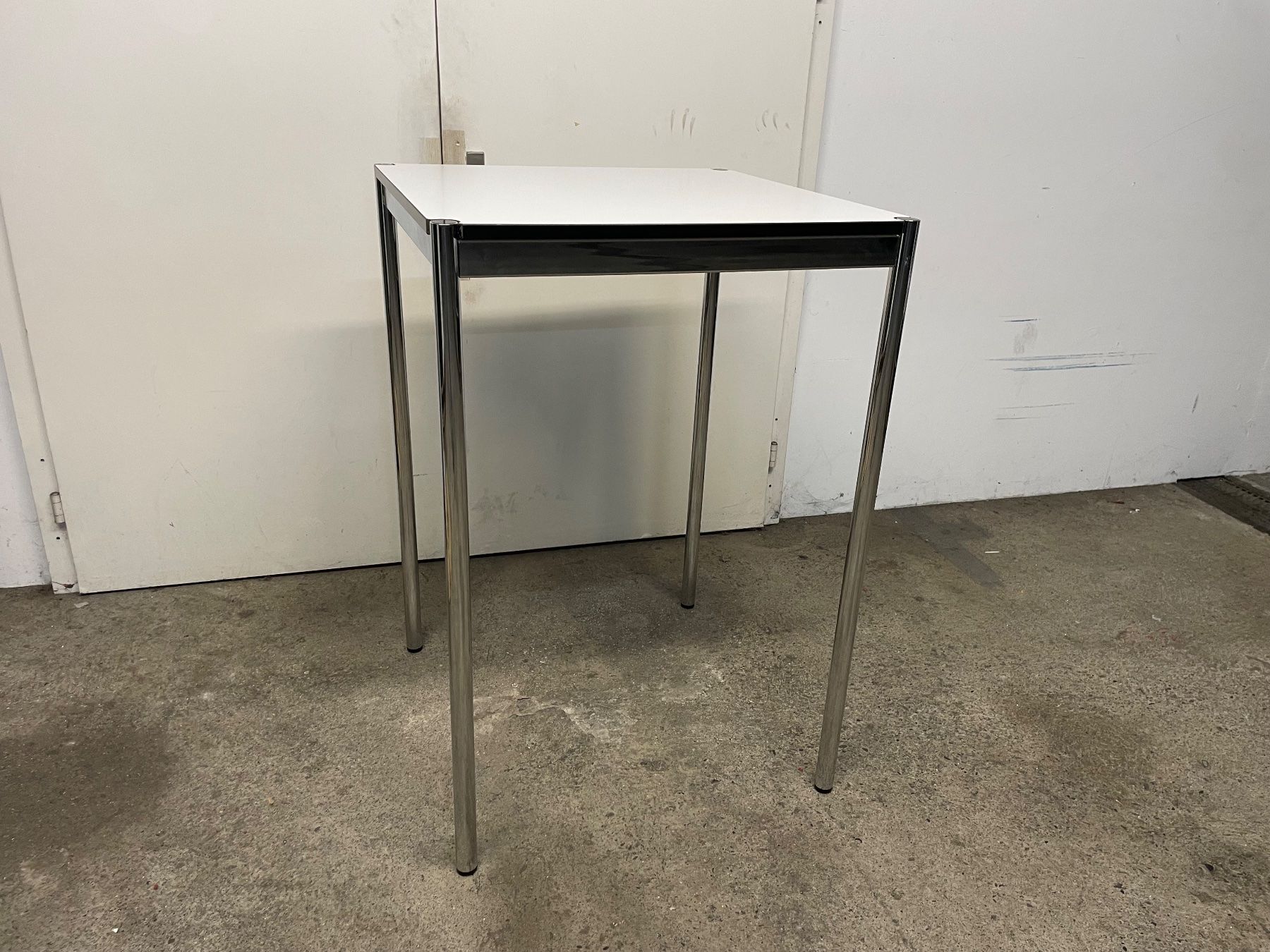 USM Tavoli: Usm Haller Stehtisch – Usato da Basel venduto da M.Secondhand