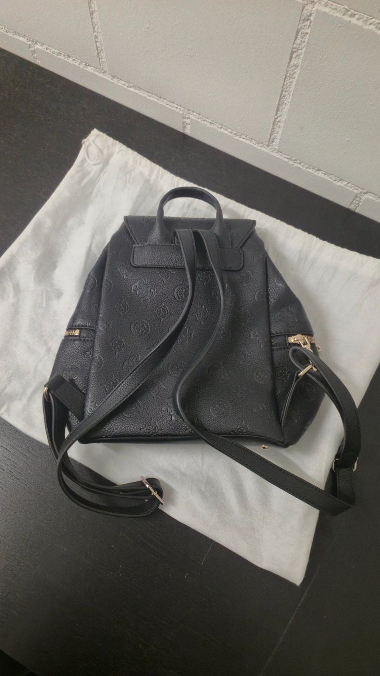 Guess Zaini: Guess Rucksack | Helaina Flap Backpack – Nuovo (secondo la descrizione) da Jegenstorf venduto da aja_g2y5 2