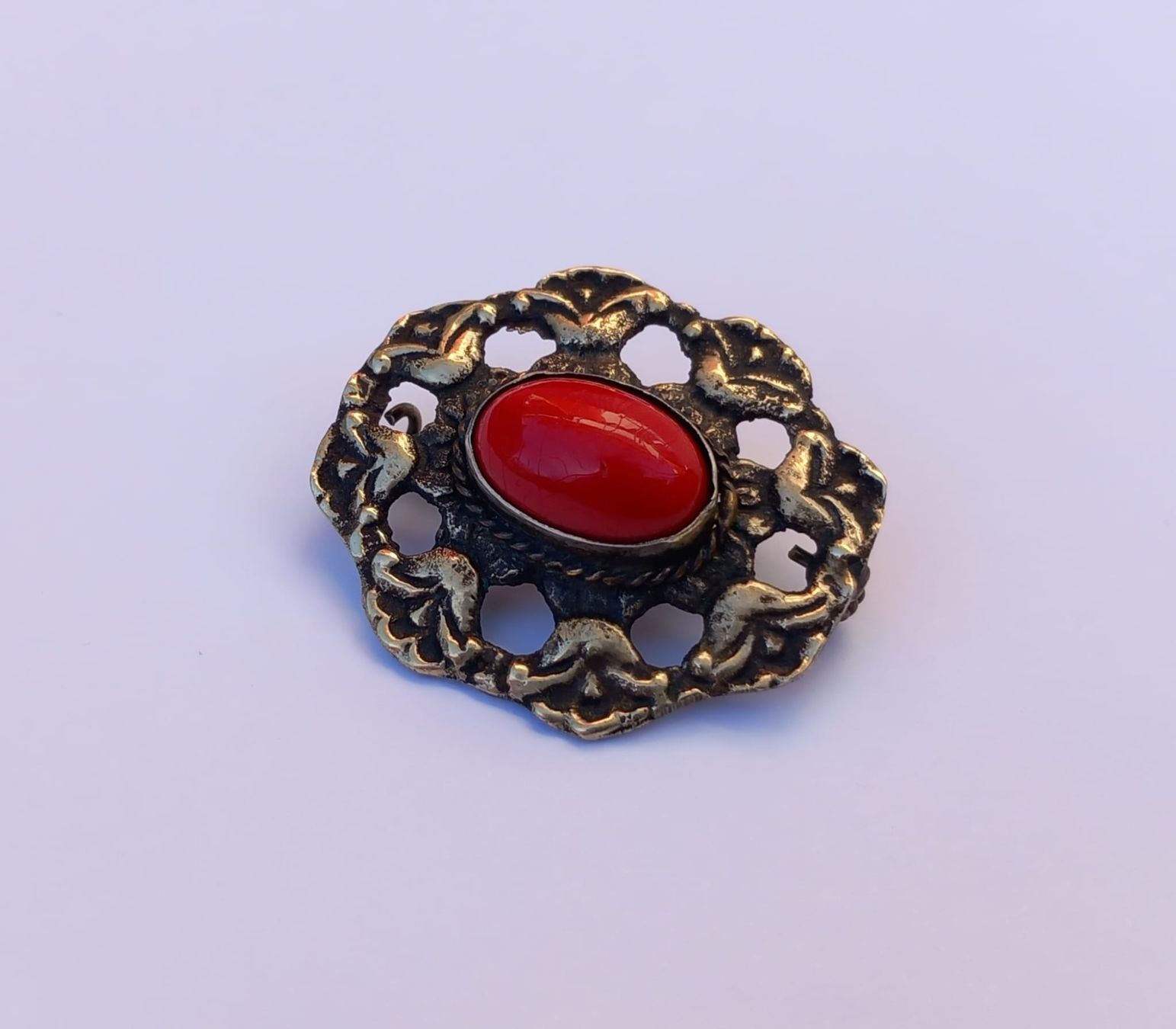 Broches & Aiguilles: Alte Brosche mit rotem Glasstein – D'occasion à Winterthur par Jopf1