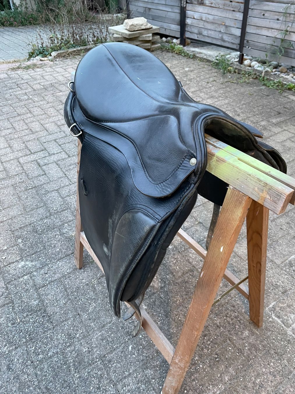 Selles, accessoires: Zwei gebrauchte Pferde-Sättel – D'occasion à Niederlenz par wertstoffhandel 3