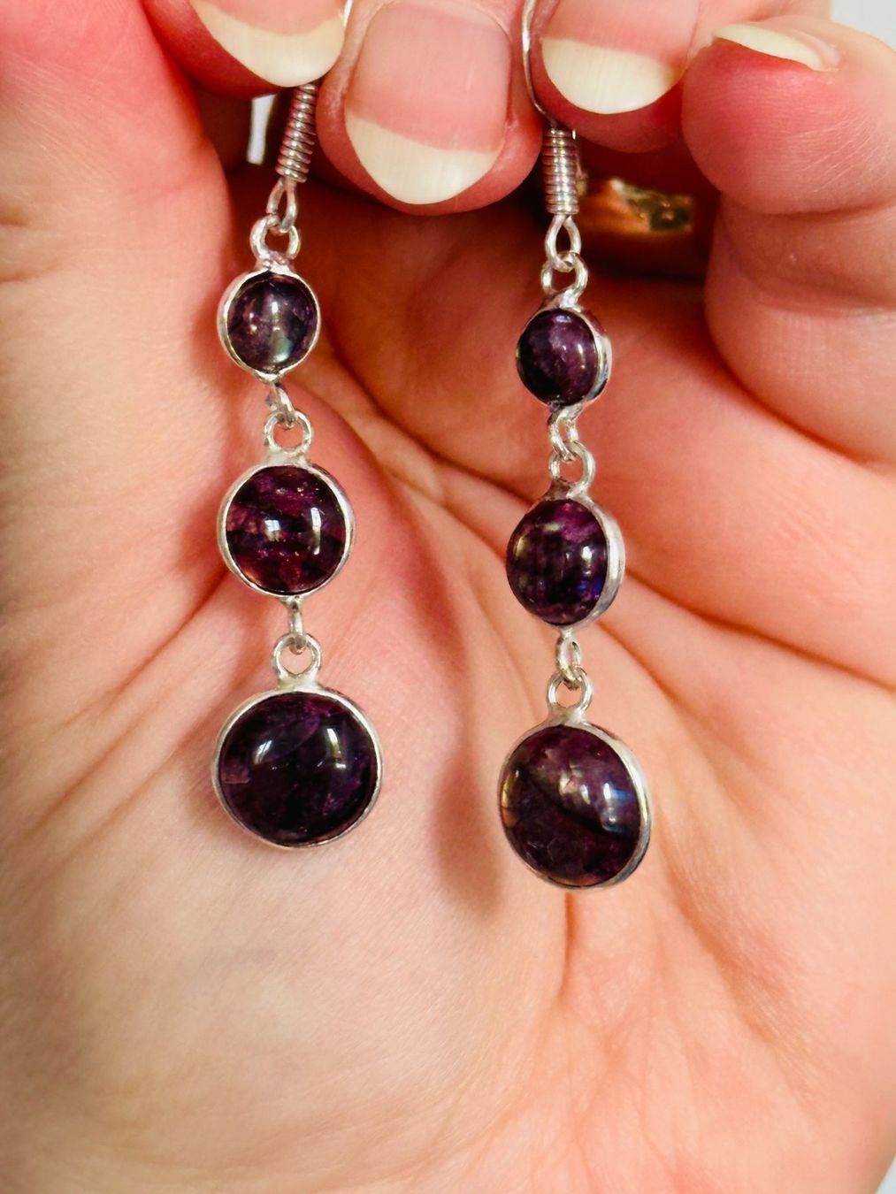 Orecchini pendenti & Orecchini a lobo: Color Enhanced Red Flash Labradorite earrings – Nuovo e nell'imballaggio originale da Genève venduto da AGBERG 7