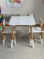 Kindertisch mit 2 Stühlen Weiss Holz toll Zustand
