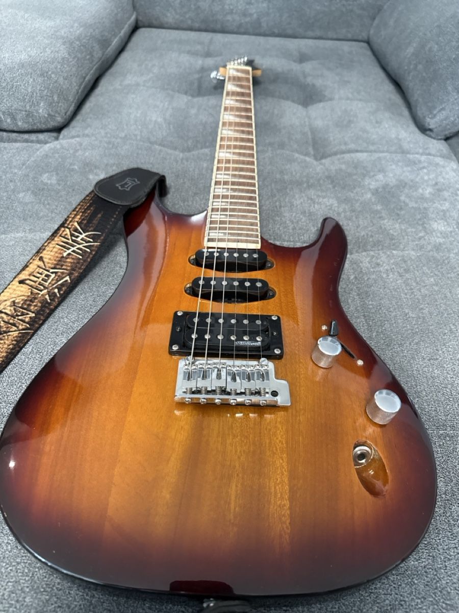 Strumenti musicali: E-Gitarre mit Gurt, neuwertig – Usato da Hunzenschwil venduto da Amblazing