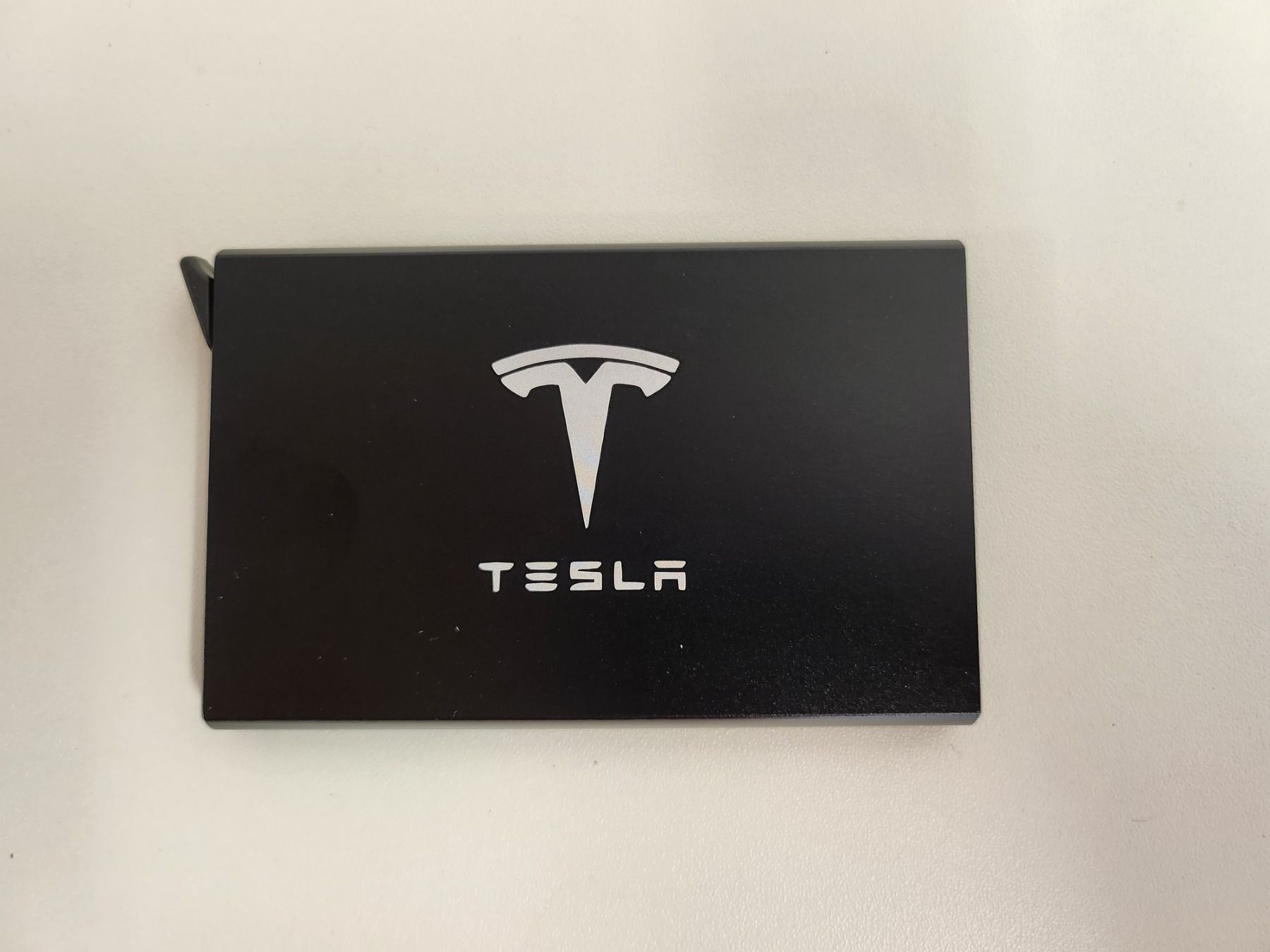 Brieftaschen: Kreditkarten Etui mit Tesla Logo – Neu und originalverpackt aus Niederurnen von Ghost.recon