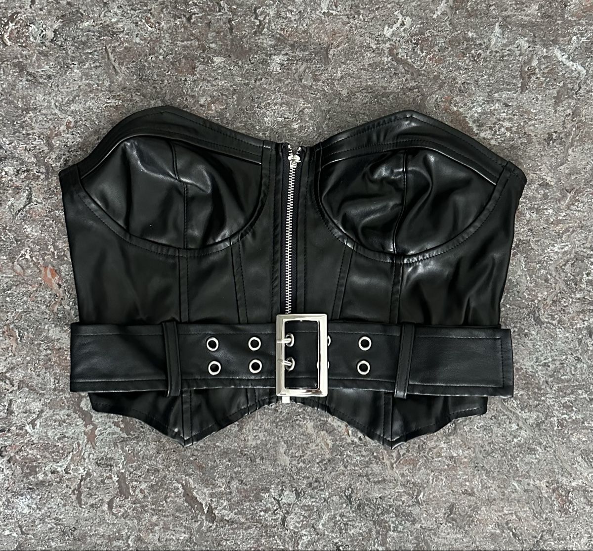 Shein Top: schwarzer Top  – Usato da uerikon venduto da SITRRY4