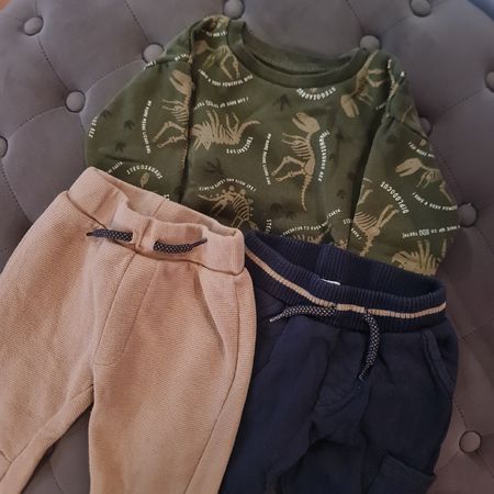 2x Kinder Hosen & Dino Pullover Gr 86