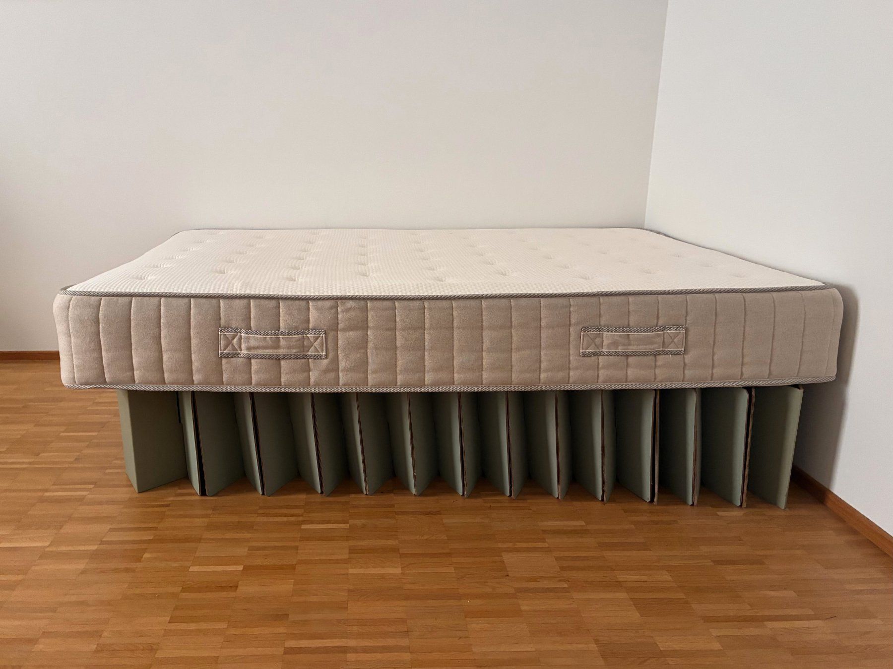 Ikea Letti: Pappbett und Matratze 140x200 – Usato da Basel venduto da ziz_try7