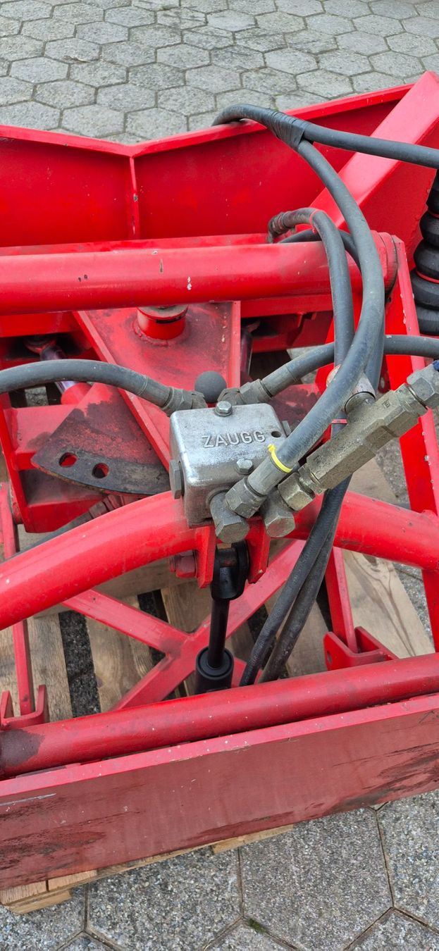 Zaugg Déneigement: Schneepflug Zaugg 180breit zu Kommunal oder Oldtimer Traktor – D'occasion à Egg SZ par Bko1 4