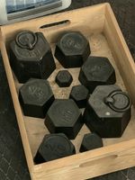 Set an alten Gewichtstücken aus Gusseisen gebraucht