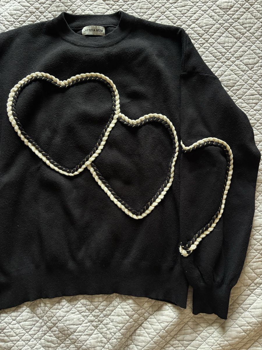 Pulls & Sweat-shirts: Pull noir avec motifs cœurs  – D'occasion à Lausanne par shabnam.t 1