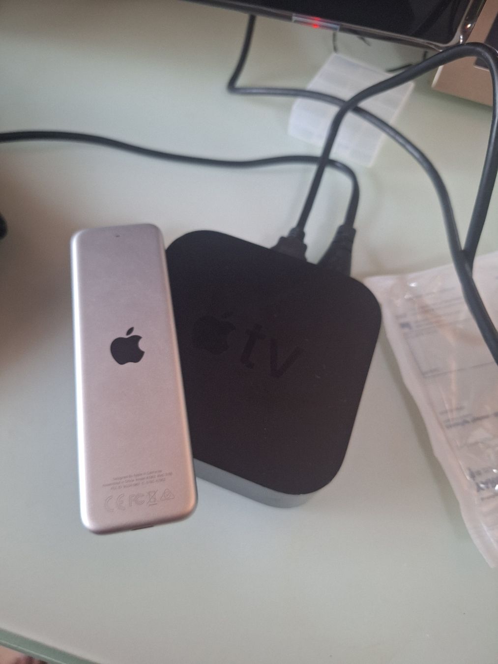 Apple Lettore multimediale & Streamer: Apple TV boîtier noir avec câbles inclus – Usato da Tannay venduto da v1n1p00h