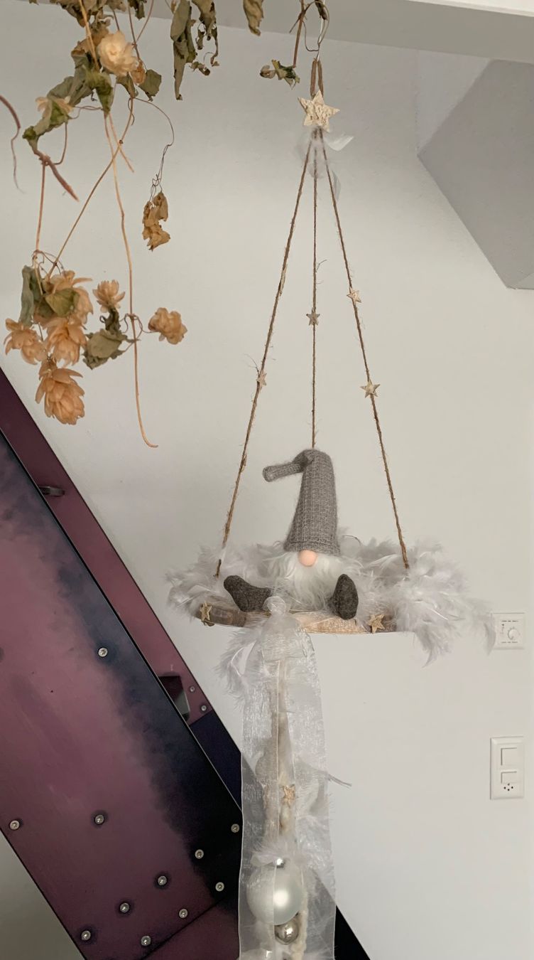 Tutte le decorazioni: Zauberhafte Weihnachtsdekoration/Hängeschaukel mit Wichtel – Nuovo e nell'imballaggio originale da Diepoldsau venduto da Luxusdeko