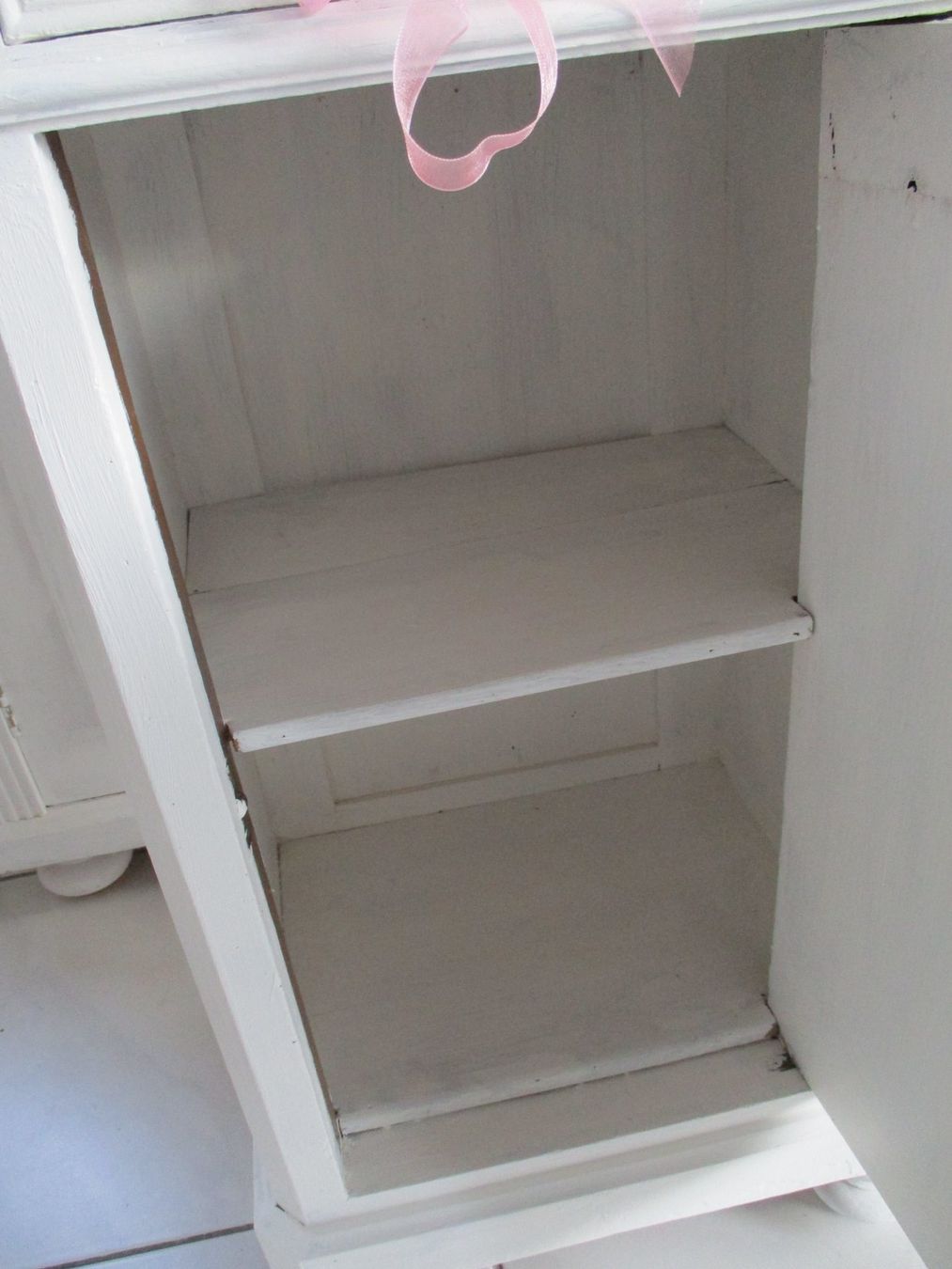 Comodini: WUNDERSCHÖNES SHABBY-CHIC NACHTTISCHLI, MIT ECHTKREIDEFARBE – Usato da Buochs venduto da lisa010 5