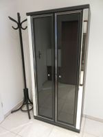 Elegante Vitrine mit 5 Glastablaren, Marke Neuzera