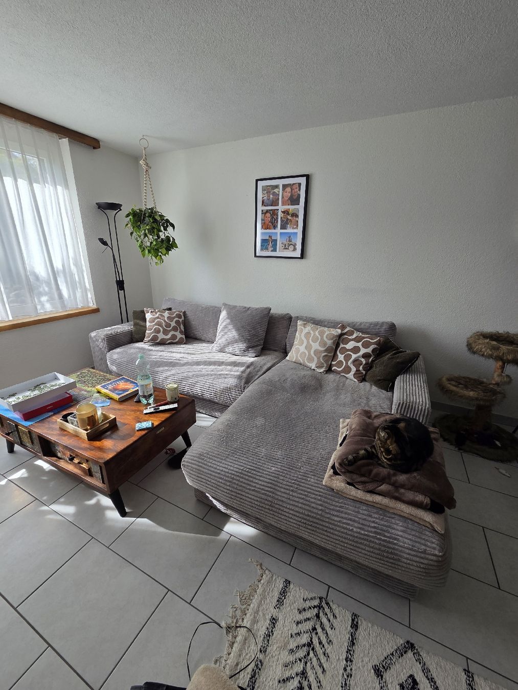 Conforama Sofas: Ecksofa Cordstoff hellgrau mit Recamiere rechts  – D'occasion à Riniken par widmersteffi 6