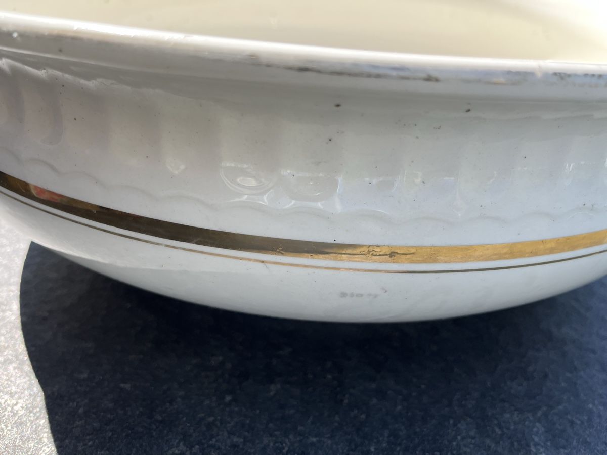 Geschirrsets: Antike Waschschüssel weiss mit Goldrand – Gebraucht aus Benken SG von wingwinj 1