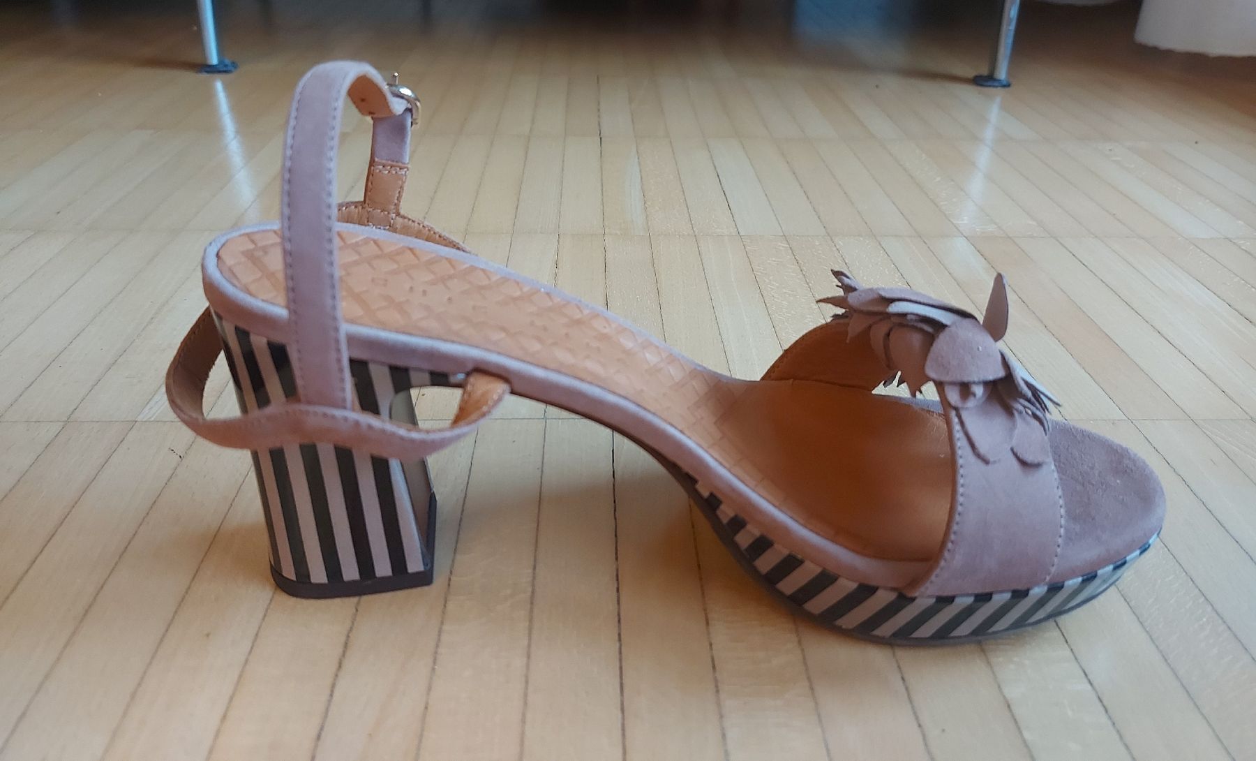 Chie Mihara Scarpe da donna: Chie Mihara Sandalen, beige, Gr. 39 – Nuovo (secondo la descrizione) da Oberengstringen venduto da PaolaDe 5