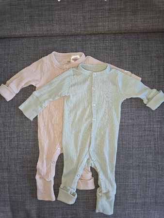 Two H&M Baby Rompers Organic Cotton Size 50/56 Newborn