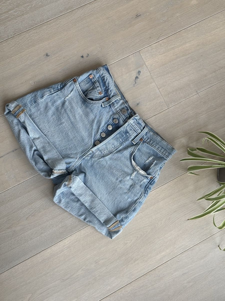 Levi's Jeans: Levi's Shorts Damen Hellblau Gr. S – Nuovo (secondo la descrizione) da Fehraltorf venduto da lea_9bt5 2