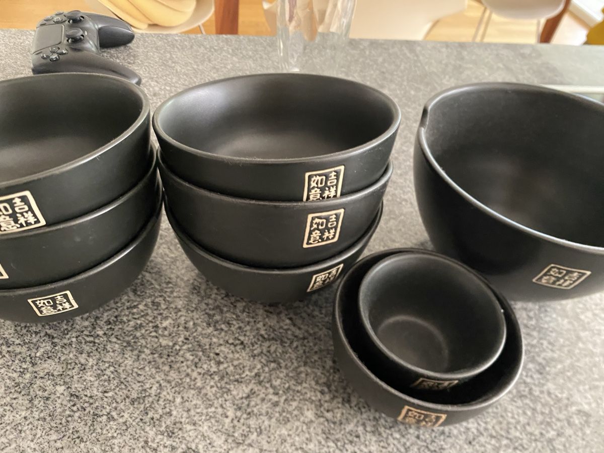 Schalen: Unique 9-Piece Black Bowl Set - Stylish Serving Bowls – Gebraucht aus Urtenen- Schönbühl von windowshopper