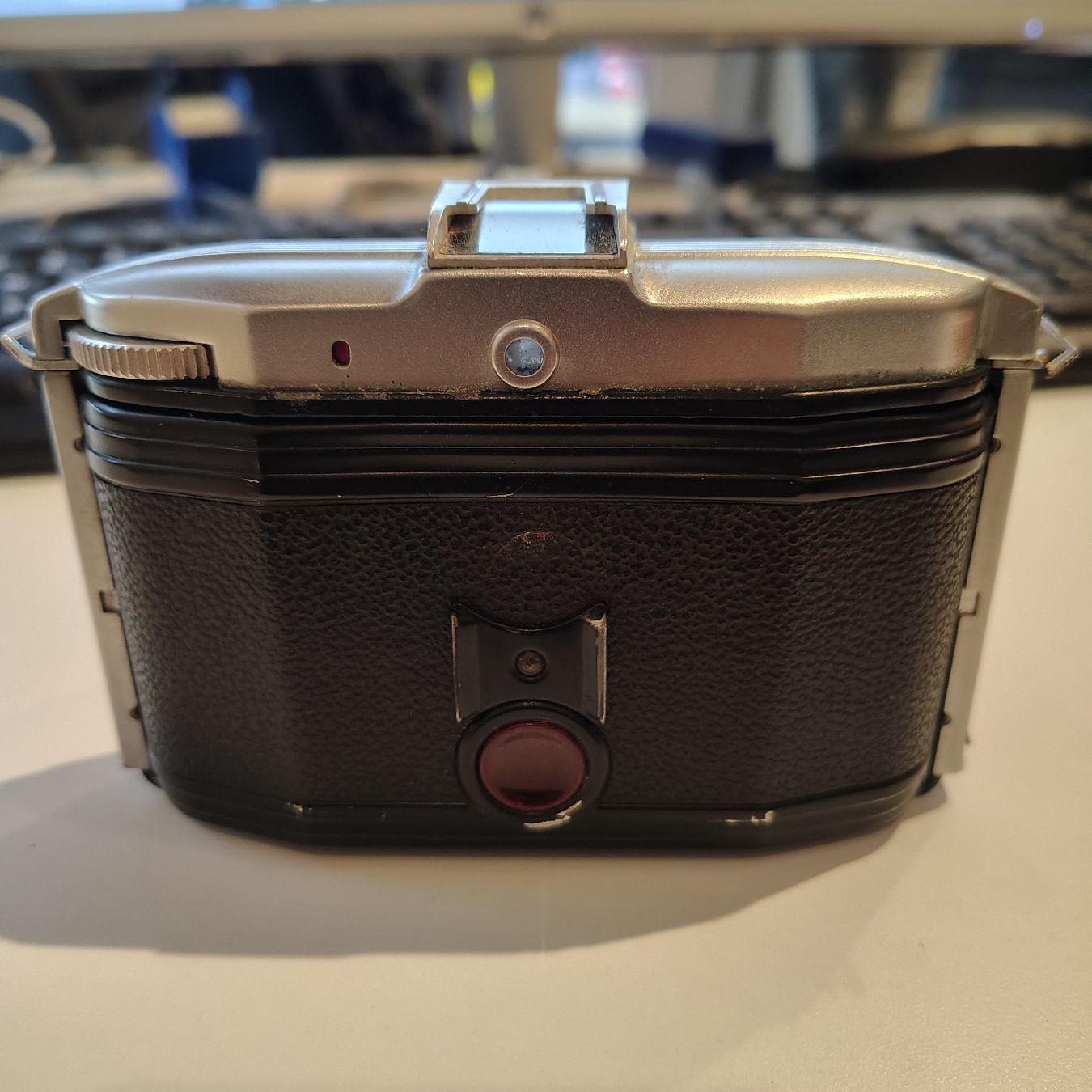 Ferrania Fotocamera: 1950's Ferrania IBIS Model 44 Camera With Leather Case – Difettoso da maroggia venduto da tondo_Music 1