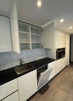Moderne Miele-Küche mit Kochinsel – Komplettküche