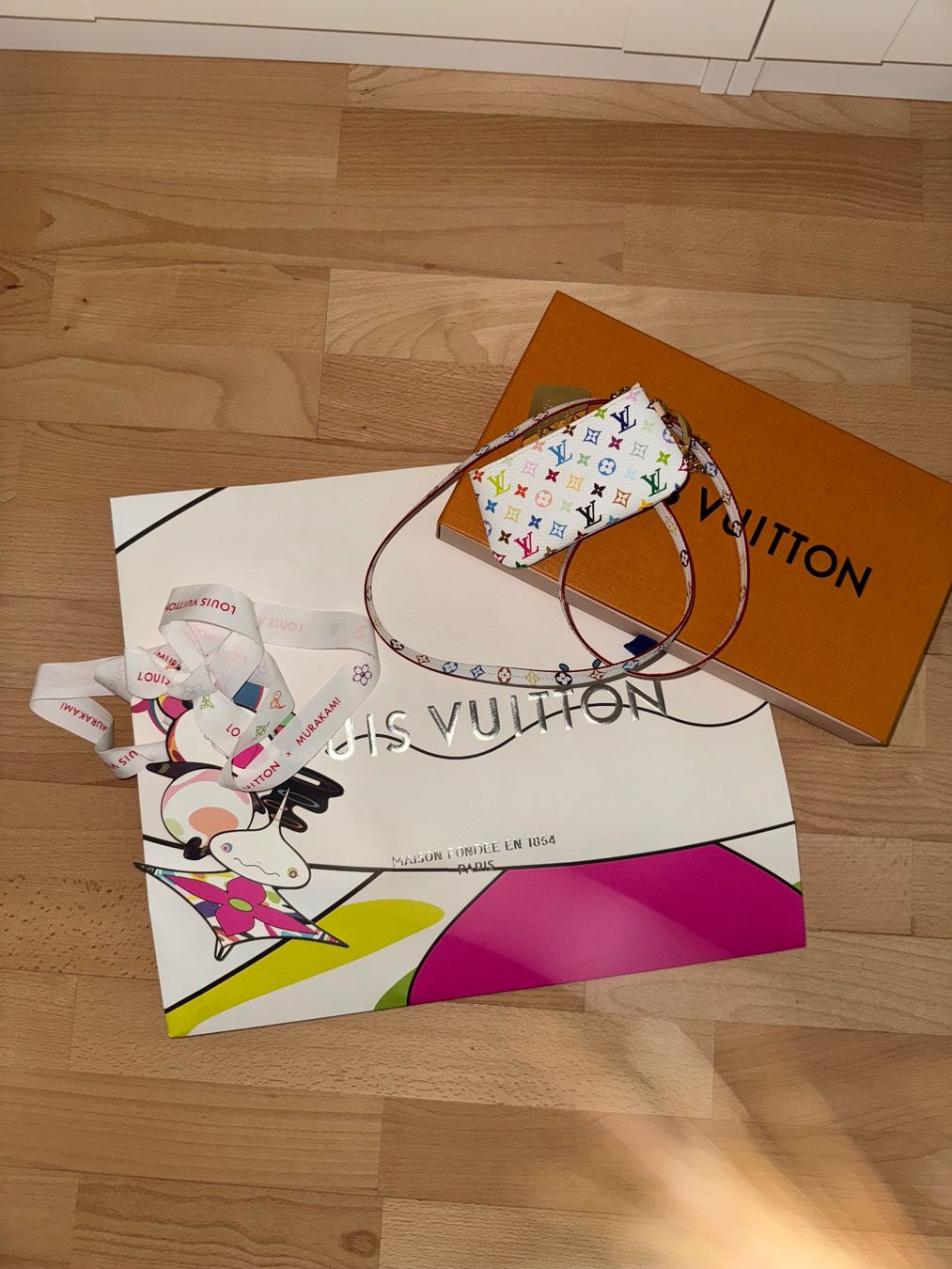 Louis Vuitton Cover & Protezioni schermo: Louis Vuitton Murakami Phoneholder – Nuovo e nell'imballaggio originale da Holziken venduto da dem_9mdy