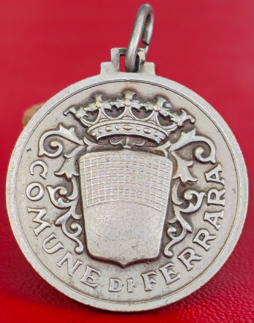 Medaglie: Anhänger "COMUNE DI FERRARA" mit Castello Estense – Usato da Zürich venduto da Tanteemma369
