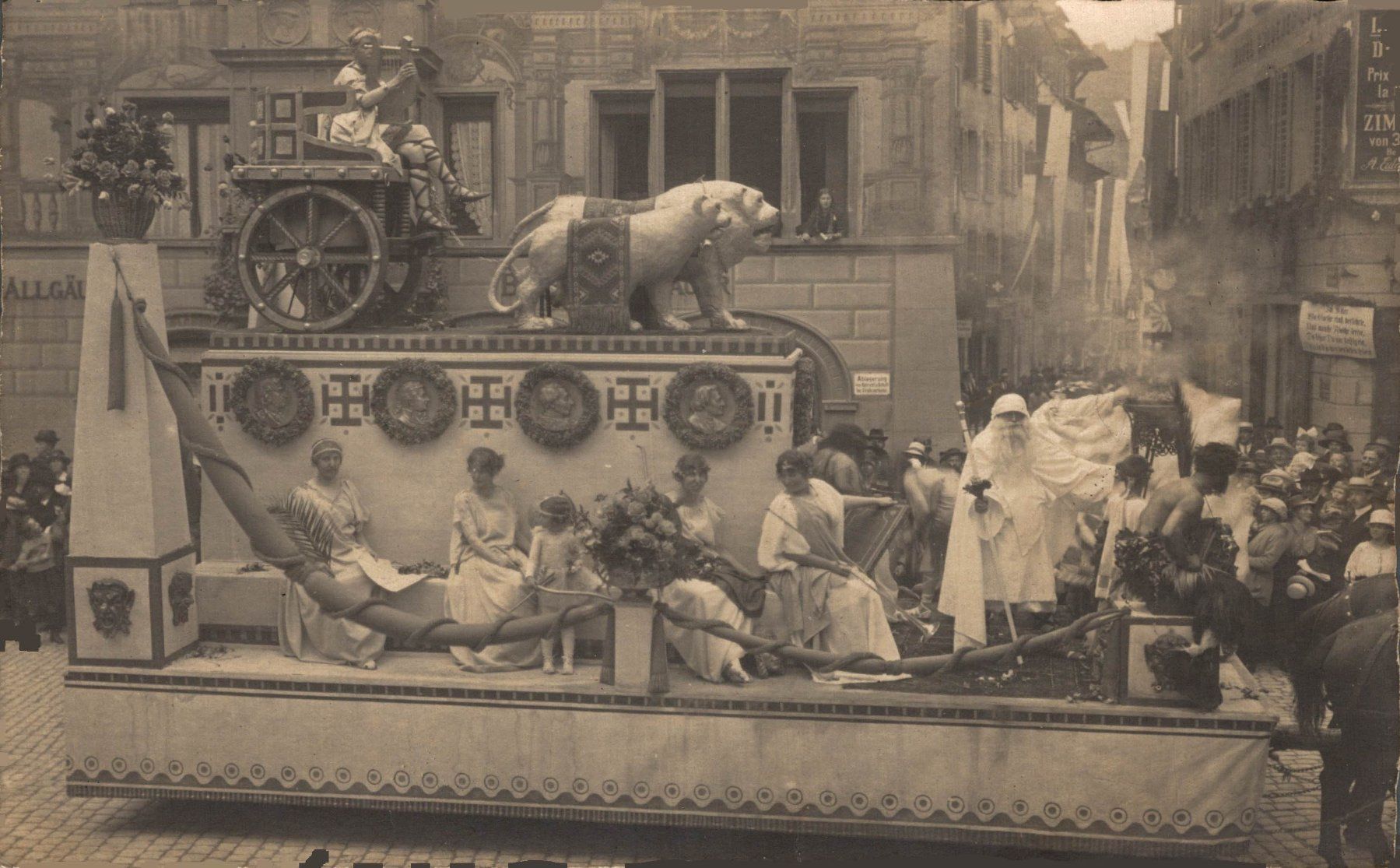 Cartoline postali: Allgäu. Parade mit einem römischen Wagen – Usato da Bronschhofen venduto da Astore