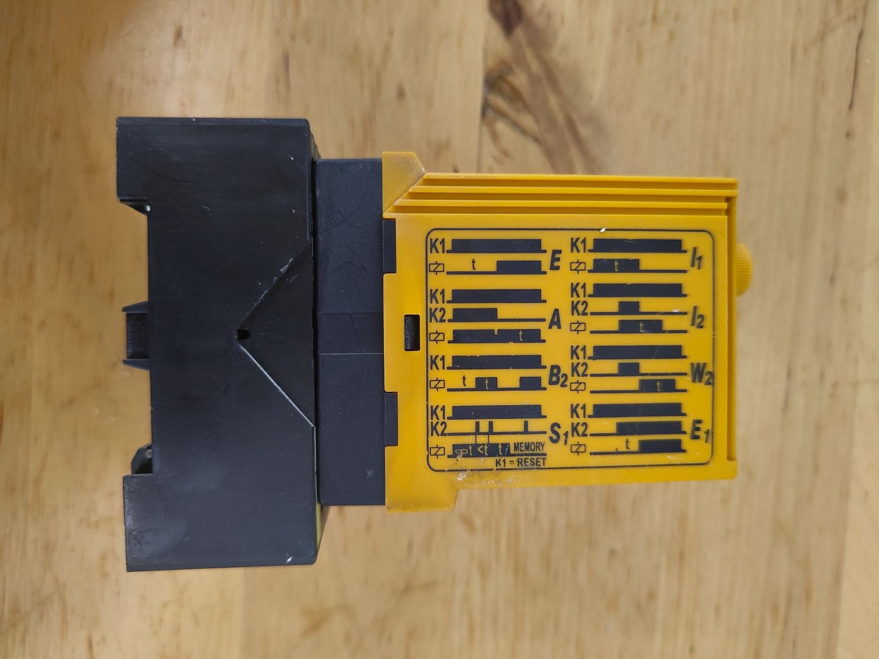 Elektronikbauteile: SELECTRON MFT U21S Zeitrelais mit Sockel – Gebraucht aus Emmenbrücke von BlSi 3