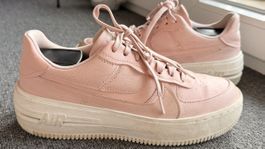 Baskets Nike Air Force 1 rose taille 40.5 