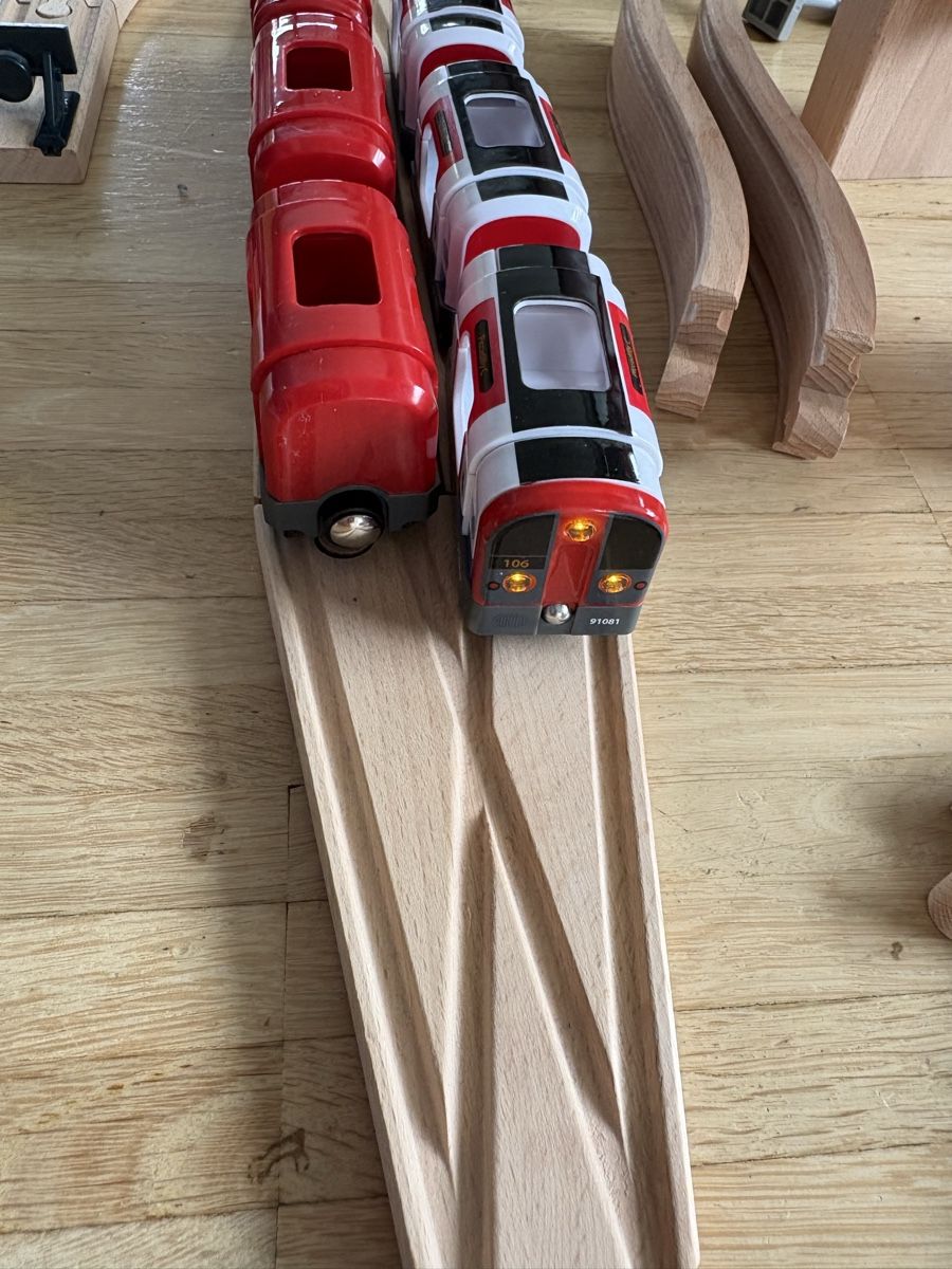 Brio Giocattoli: BRIO Subway Train Set with extra bridge and tracks – Nuovo (secondo la descrizione) da Nyon venduto da Iamher 5