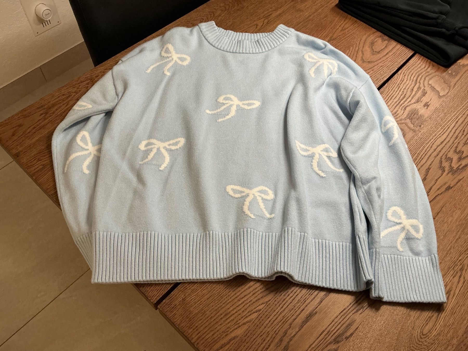 Maglioni & Felpe: Hellblauer Strickpullover mit Schleifenmuster, Grösse S – Usato da Würenlos venduto da Tina48