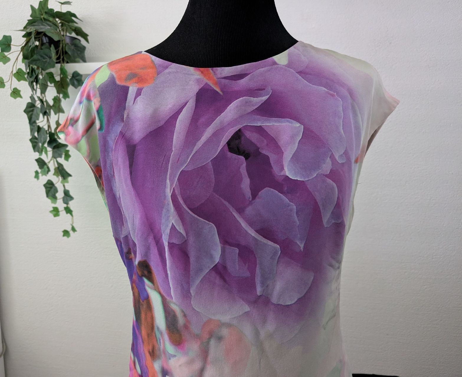 Escada Vestiti: elegantes Kleid Escada Blumenmuster Grösse 38 seide – Usato da Richterswil venduto da Estreja9 1